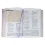 Alternative view of Biblia de Estudio para La Mujer NVI - tapa dura en tela acuarela púrpura