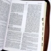 RVR60, Biblia De Estudio MacArthur, Letra Grande, Imitación Piel Café, Con Índice Y Cierre - Imagen 3