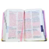 Biblia para Niños con Letra Grande Mayúscula RV1960: Amigos de la Biblia, tapa dura rosado con índice impreso - Imagen 6