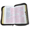 Biblia Mini Bolsillo con Cierre RV1960, imit piel vino con índice - Apocalipsis 2:7 - Imagen 4