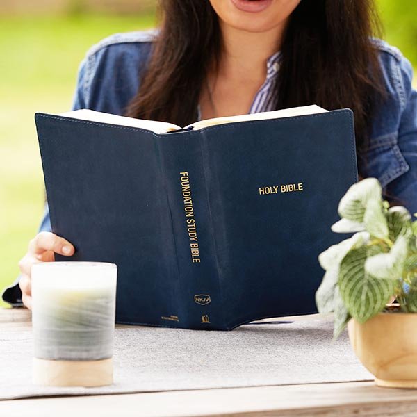 NKJV, Foundation Study Bible, Large Print, Leathersoft, Blue, Red Letter, Thumb Indexed, Comfort Print : Holy Bible, New King James Version - Imagen 13