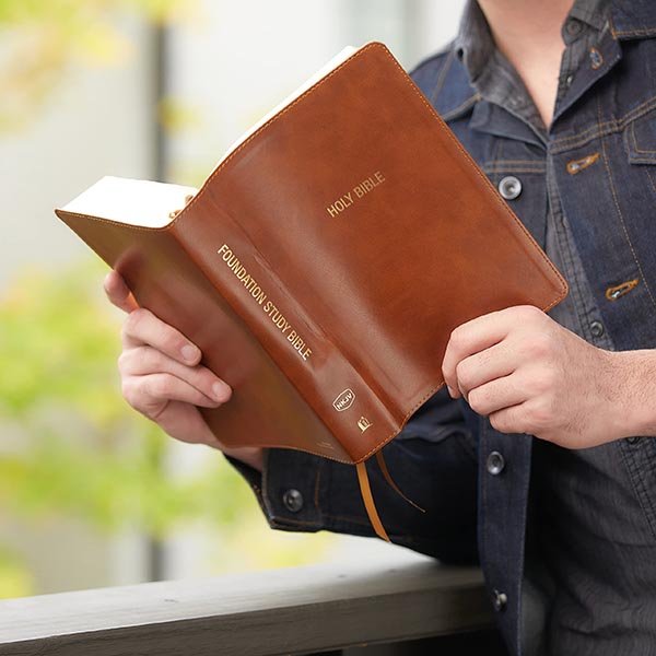 NKJV, Foundation Study Bible, Large Print, Leathersoft, Brown, Red Letter, Comfort Print : Holy Bible, New King James Version - Imagen 11