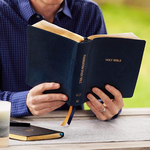 NKJV, Foundation Study Bible, Large Print, Leathersoft, Blue, Red Letter, Comfort Print : Holy Bible, New King James Version - Imagen 12