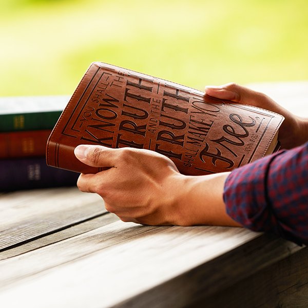 NKJV, Personal Size Large Print End-of-Verse Reference Bible, Verse Art Cover Collection, Leathersoft, Brown, Red Letter, Comfort Print - Imagen 10