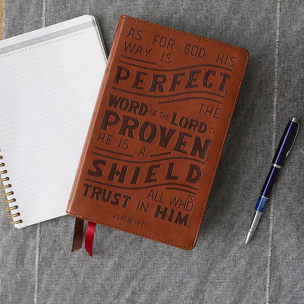 NKJV, Personal Size Reference Bible, Verse Art Cover Collection, Leathersoft, Tan, Red Letter, Thumb Indexed, Comfort Print - Imagen 10